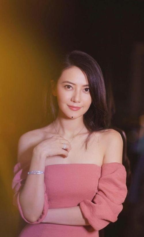 大胸徐娘图片生活照,大胸徐娘生活照中的岁月魅力